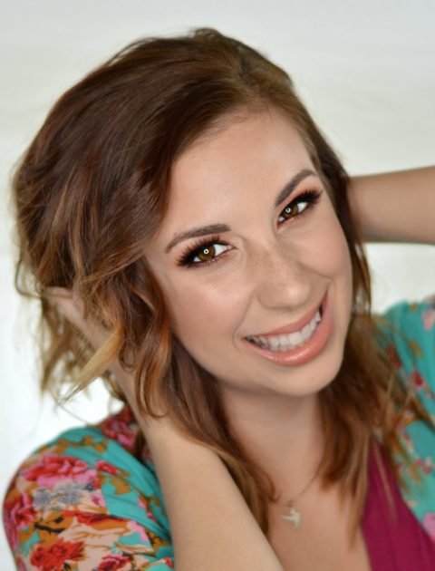 Easy and Effortless Beachy Waves Hair Tutorial // Get the perfect, messy, beachy waves using a flat iron and some texturizing spray in minutes! This step by step tutorial will help you get the perfect messy waves fast and without any hassle! // Hey There, Chelsie