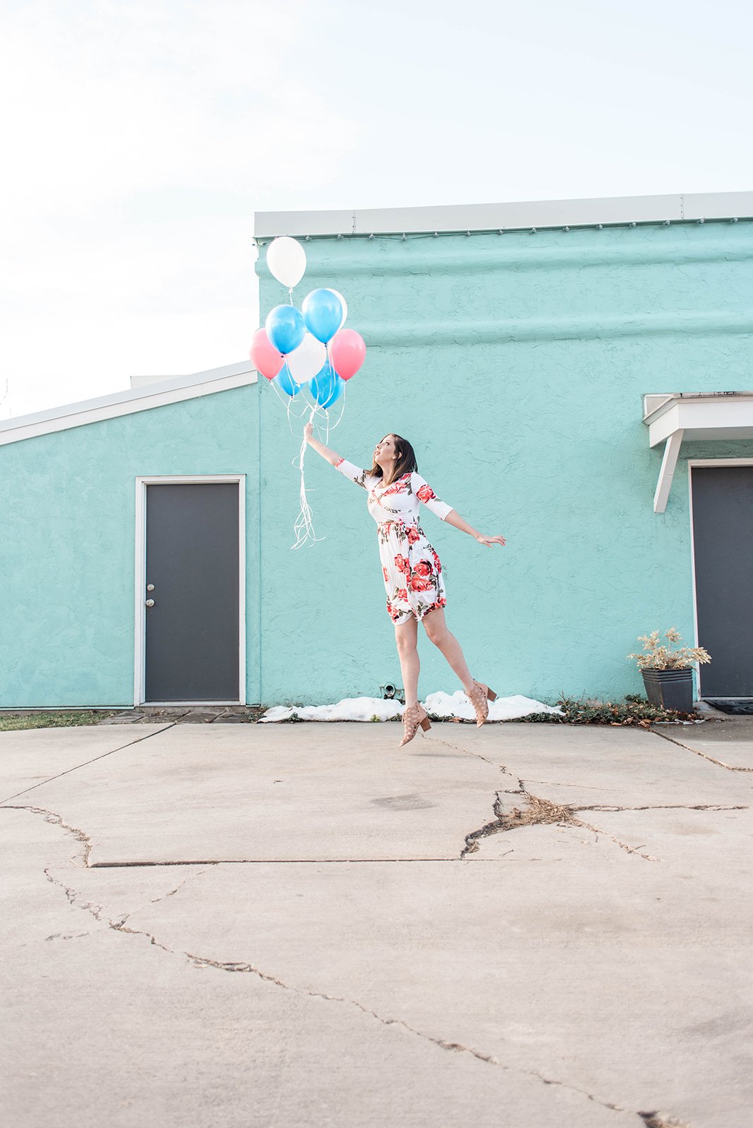 Photo idea with balloons - cute spring dress // Hey There, Chelsie