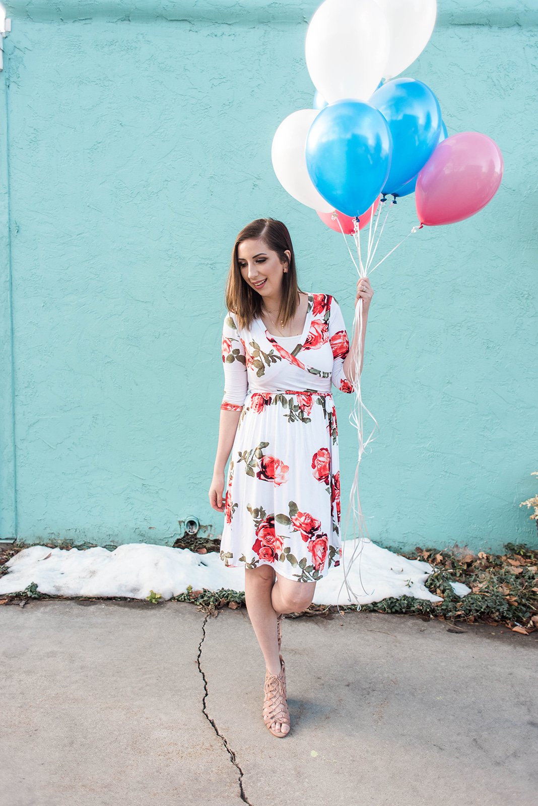 Photo idea with balloons - cute spring dress // Hey There, Chelsie