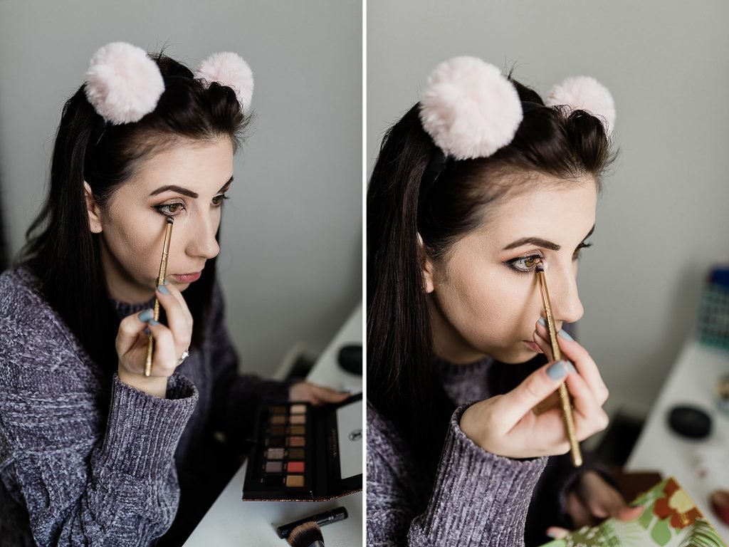 Holiday Makeup Look Idea - this beautiful christmas makeup look will complete any Christmas dress and will make your eyes pop! Click here to learn how to do this easy Christmas Makeup Look with a tutorial // Hey There, Chelsie