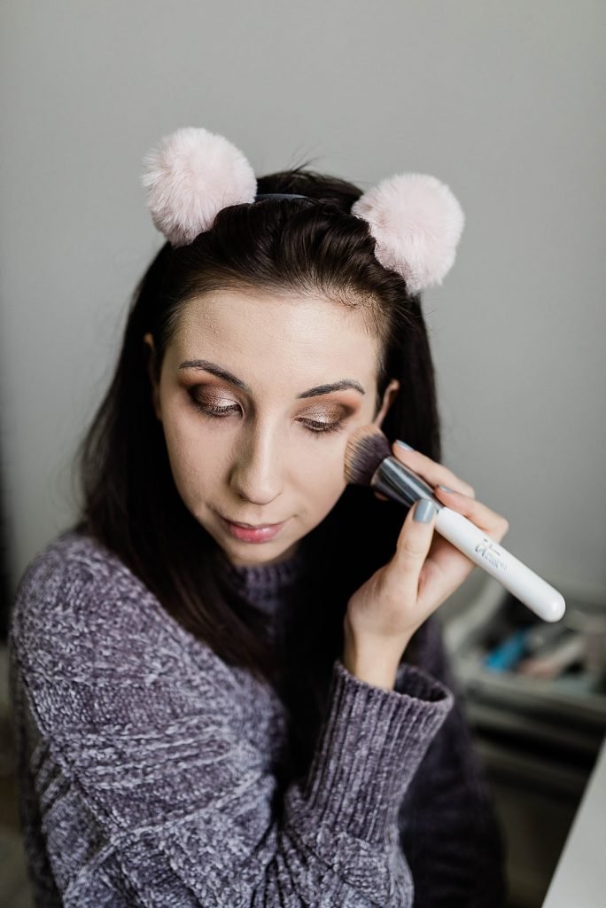 Holiday Eye Makeup Idea and Tutorial, featuring a bronzey eye and bold red lip! Click here to see this Christmas Makeup Look - featuring ABH Sultry Palette and review // Hey There, Chelsie