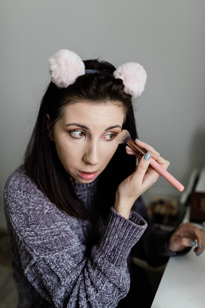 Holiday Eye Makeup Idea and Tutorial, featuring a bronzey eye and bold red lip! Click here to see this Christmas Makeup Look // Hey There, Chelsie