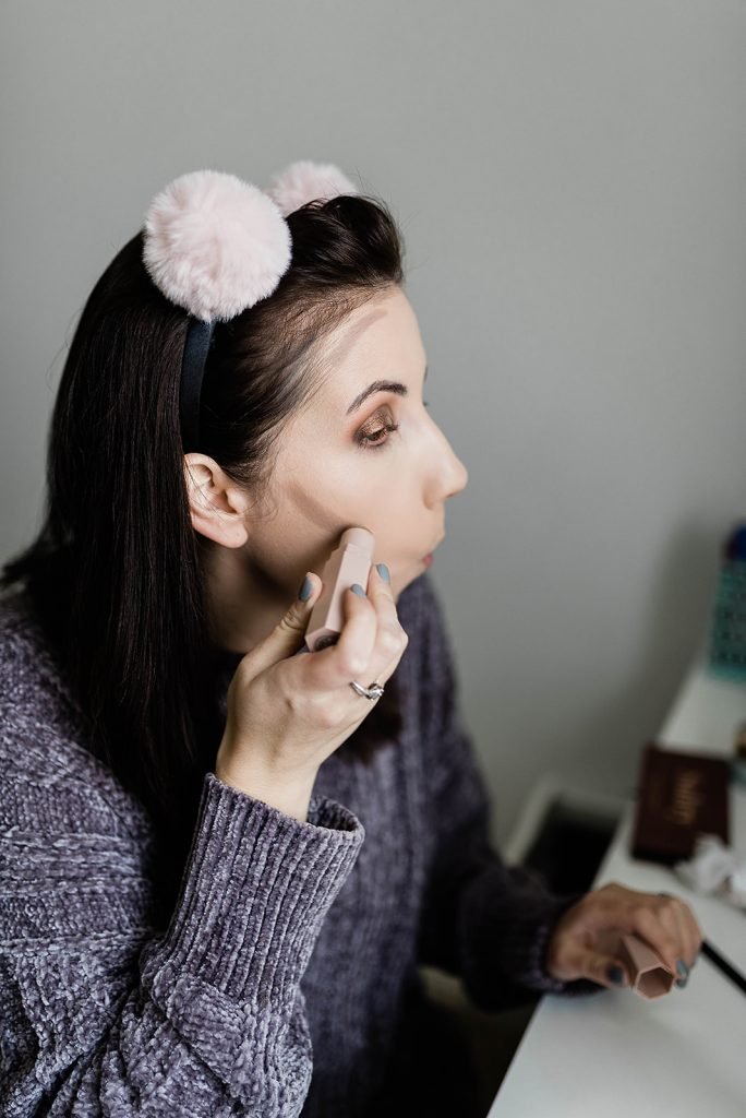 Holiday Eye Makeup Idea and Tutorial, featuring a bronzey eye and bold red lip! Click here to see this Christmas Makeup Look - featuring ABH Sultry Palette and review // Hey There, Chelsie