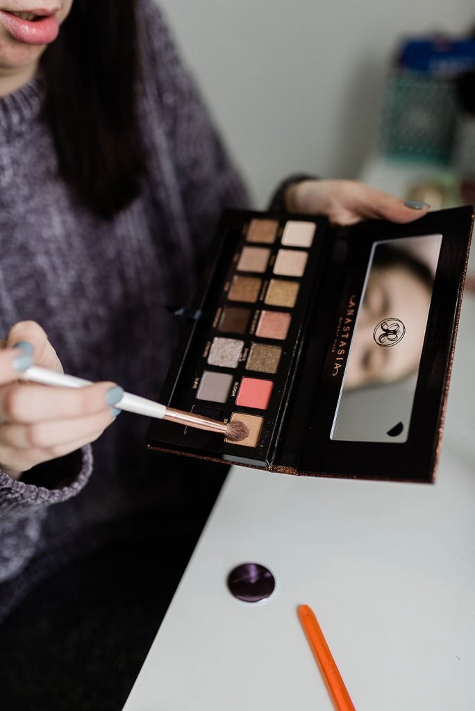 Holiday Eye Makeup Idea and Tutorial, featuring a bronzey eye and bold red lip! Click here to see this Christmas Makeup Look // Hey There, Chelsie
