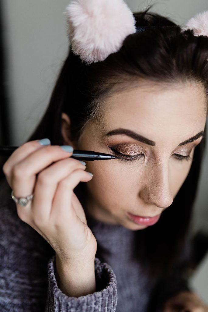 Holiday Eye Makeup Idea and Tutorial, featuring a bronzey eye and bold red lip! Click here to see this Christmas Makeup Look // Hey There, Chelsie