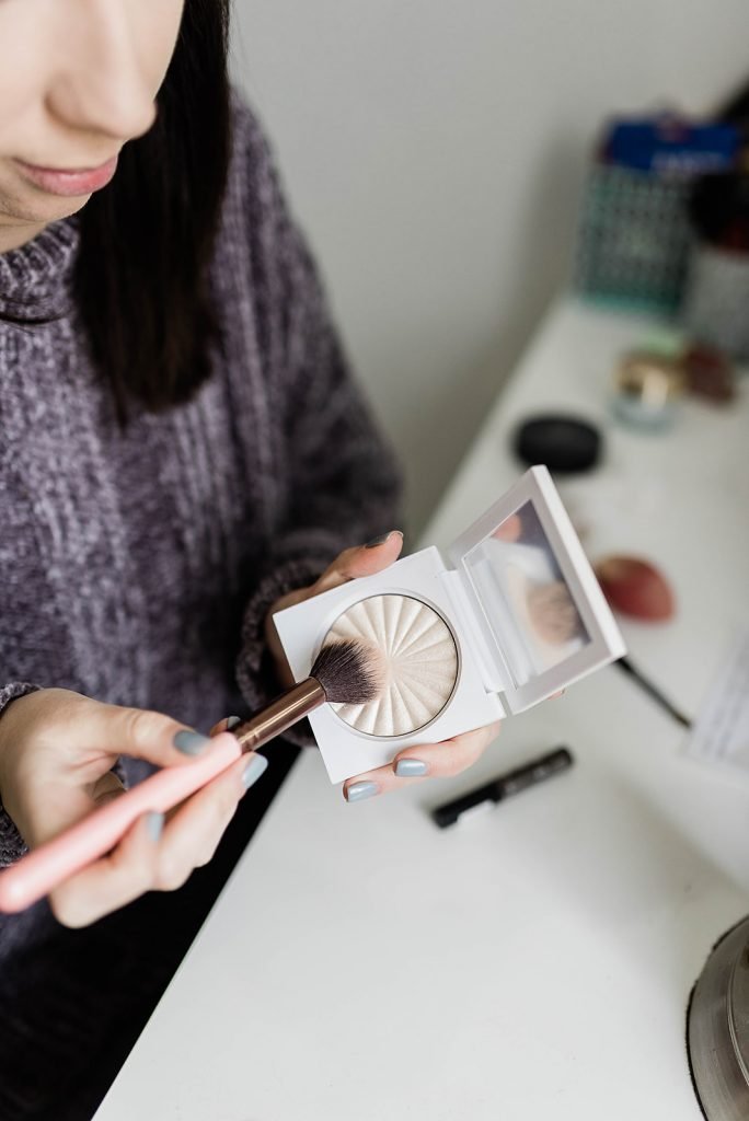 Holiday Eye Makeup Idea and Tutorial, featuring a bronzey eye and bold red lip! Click here to see this Christmas Makeup Look // Hey There, Chelsie