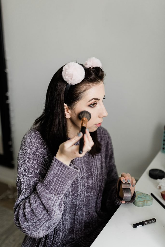 Holiday Eye Makeup Idea and Tutorial, featuring a bronzey eye and bold red lip! Click here to see this Christmas Makeup Look // Hey There, Chelsie