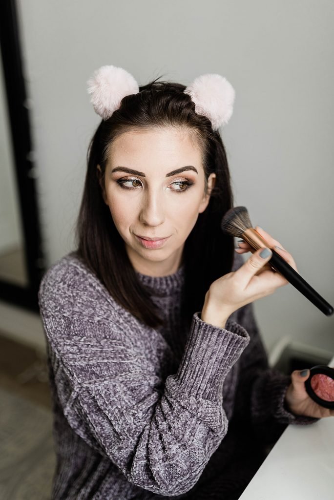 Holiday Eye Makeup Idea and Tutorial, featuring a bronzey eye and bold red lip! Click here to see this Christmas Makeup Look // Hey There, Chelsie