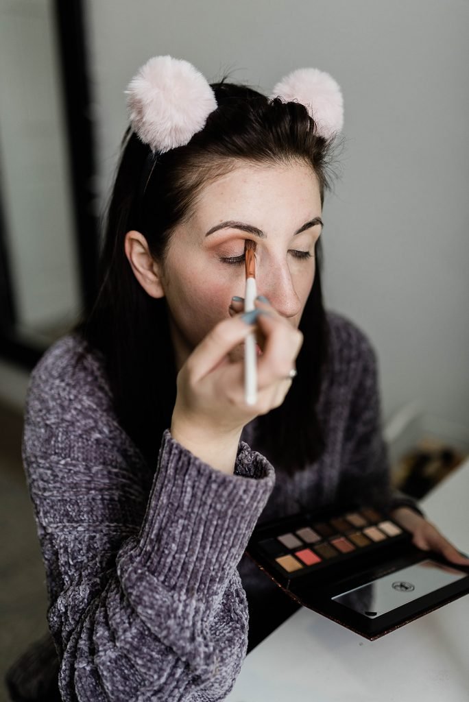 Holiday Eye Makeup Idea and Tutorial, featuring a bronzey eye and bold red lip! Click here to see this Christmas Makeup Look // Hey There, Chelsie