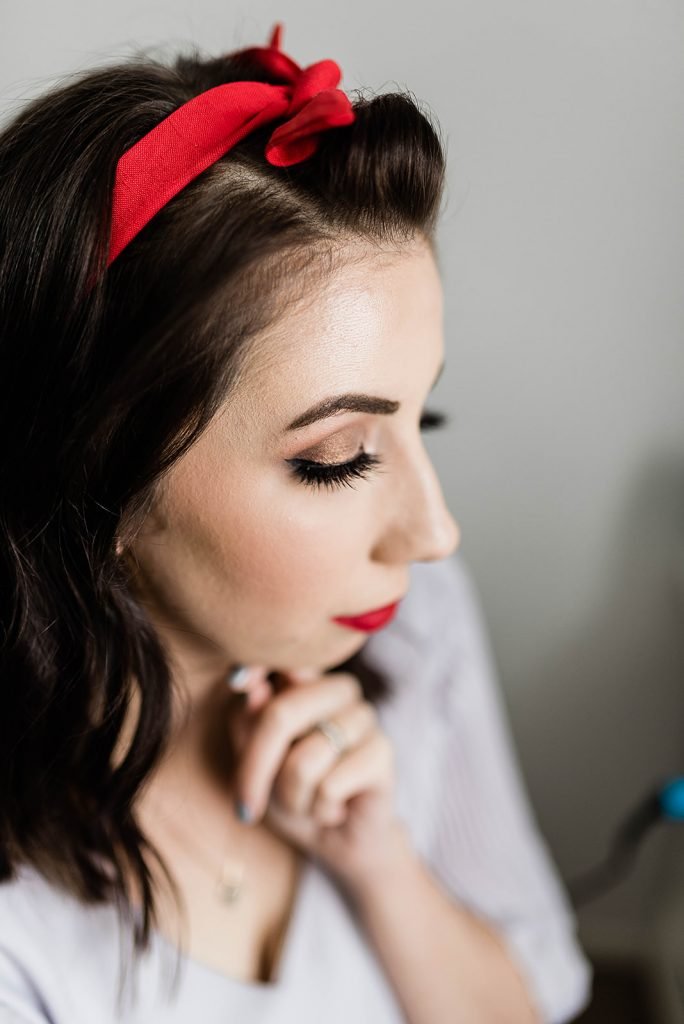 Holiday Eye Makeup Idea and Tutorial, featuring a bronzey eye and bold red lip! Click here to see this Christmas Makeup Look // Hey There, Chelsie