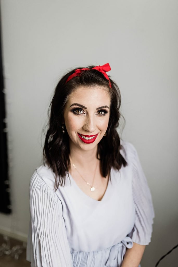 Holiday Eye Makeup Idea and Tutorial, featuring a bronzey eye and bold red lip! Click here to see this Christmas Makeup Look - featuring ABH Sultry Palette and review // Hey There, Chelsie