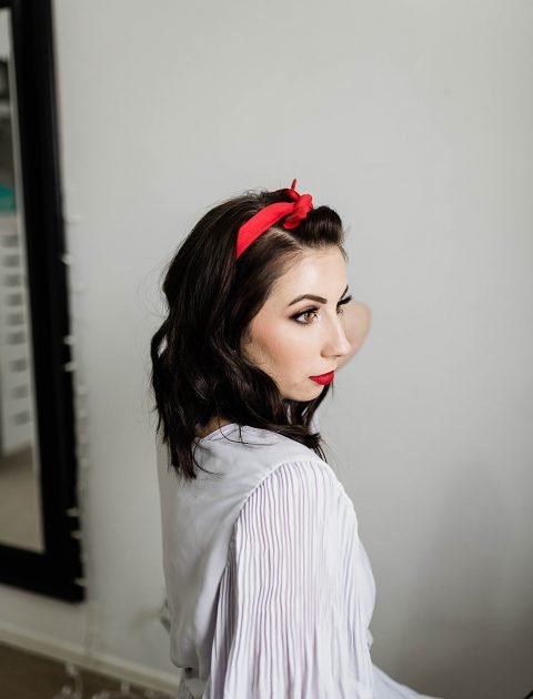 Holiday Eye Makeup Idea and Tutorial, featuring a bronzey eye and bold red lip! Click here to see this Christmas Makeup Look // Hey There, Chelsie