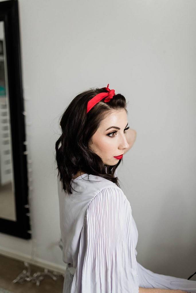 Holiday Eye Makeup Idea and Tutorial, featuring a bronzey eye and bold red lip! Click here to see this Christmas Makeup Look // Hey There, Chelsie