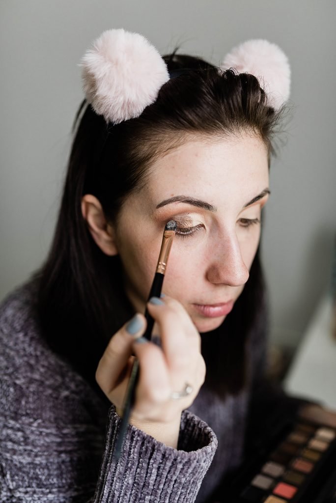 Holiday Eye Makeup Idea and Tutorial, featuring a bronzey eye and bold red lip! Click here to see this Christmas Makeup Look // Hey There, Chelsie