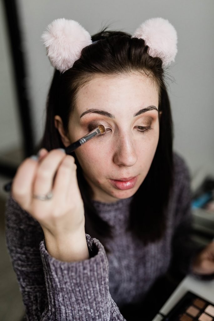 Holiday Eye Makeup Idea and Tutorial, featuring a bronzey eye and bold red lip! Click here to see this Christmas Makeup Look // Hey There, Chelsie