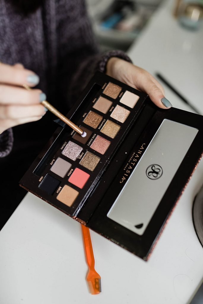 Holiday Eye Makeup Idea and Tutorial, featuring a bronzey eye and bold red lip! Click here to see this Christmas Makeup Look - featuring ABH Sultry Palette and review // Hey There, Chelsie