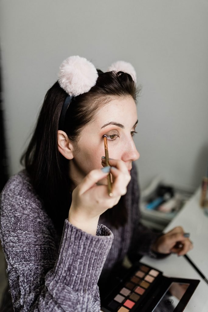 Holiday Eye Makeup Idea and Tutorial, featuring a bronzey eye and bold red lip! Click here to see this Christmas Makeup Look - featuring ABH Sultry Palette and review // Hey There, Chelsie