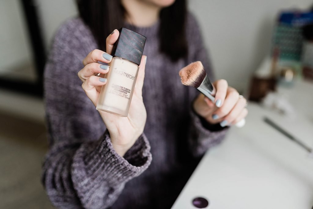 Holiday Eye Makeup Idea and Tutorial, featuring a bronzey eye and bold red lip! Click here to see this Christmas Makeup Look - featuring ABH Sultry Palette and review // Hey There, Chelsie