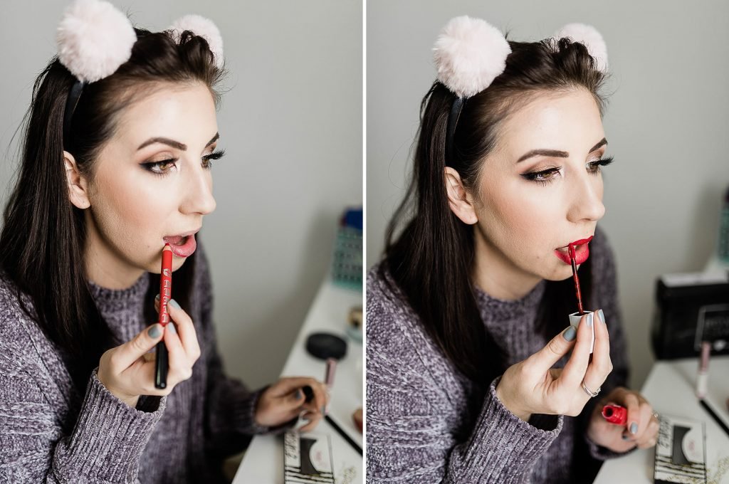 Holiday Makeup Look Idea - this beautiful christmas makeup look will complete any Christmas dress and will make your eyes pop! Click here to learn how to do this easy Christmas Makeup Look with a tutorial // Hey There, Chelsie