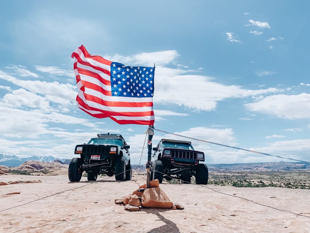 Weekend Jeep Guide to Moab, UT. Trail guides to Poison Spider Mesa and Top of the World, along with where to camp in Moab and what Jeep modifications to have in your Jeep xj for Moab // Hey There, Chelsie