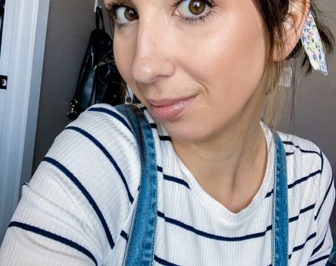 The best products and the easiest no-foundation summer makeup routine. This is an easy makeup tutorial for beginners that shows a beautiful and natural summer makeup look! // Hey There, Chelsie