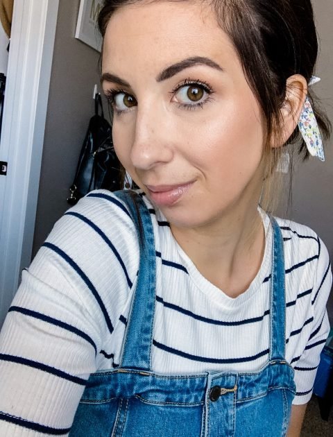 The best products and the easiest no-foundation summer makeup routine. This is an easy makeup tutorial for beginners that shows a beautiful and natural summer makeup look! // Hey There, Chelsie