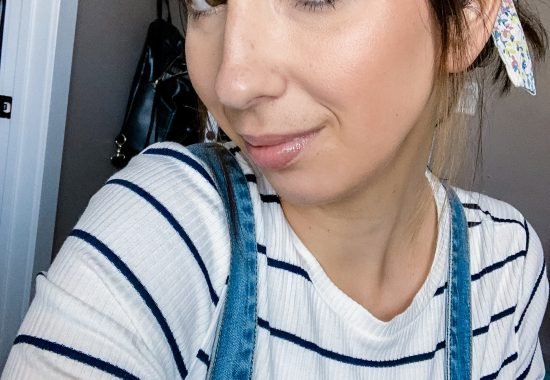 The best products and the easiest no-foundation summer makeup routine. This is an easy makeup tutorial for beginners that shows a beautiful and natural summer makeup look! // Hey There, Chelsie