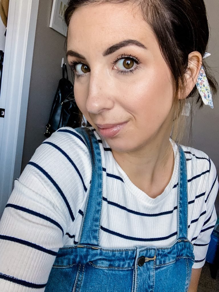 The best products and the easiest no-foundation summer makeup routine. This is an easy makeup tutorial for beginners that shows a beautiful and natural summer makeup look! // Hey There, Chelsie