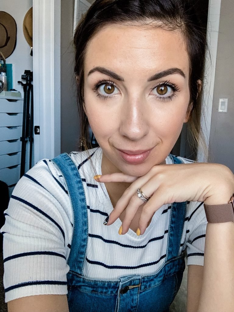 The best products and the easiest no-foundation summer makeup routine. This is an easy makeup tutorial for beginners that shows a beautiful and natural summer makeup look! // Hey There, Chelsie